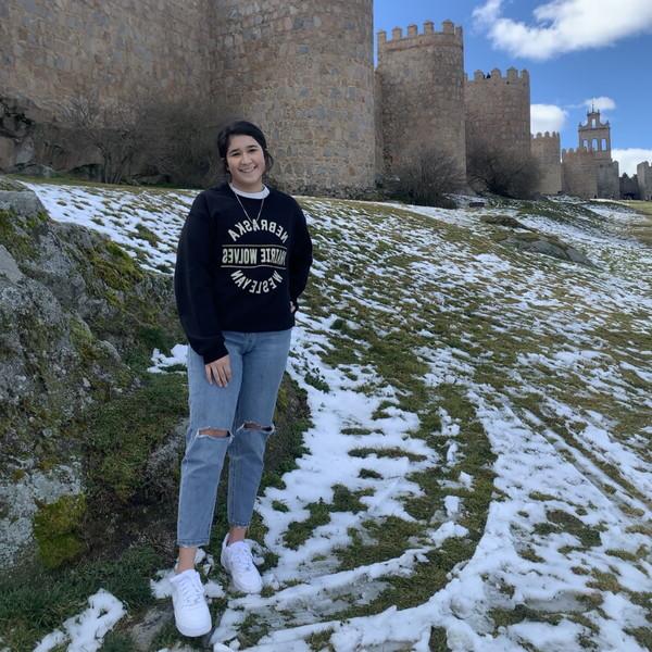 杰奎琳·加西亚站在西班牙一座城堡前
